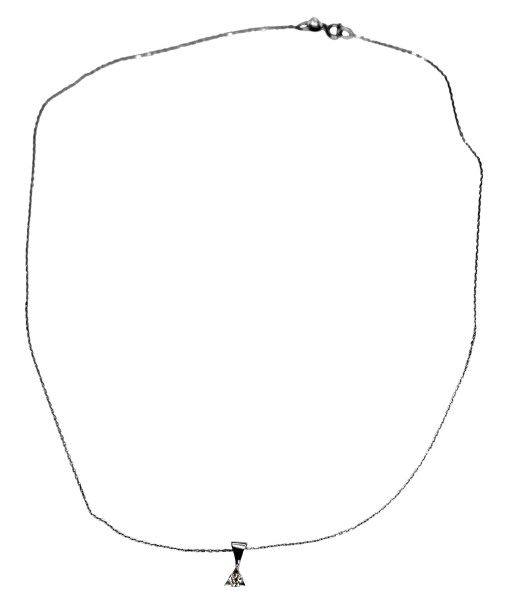 Collier or gris avec pendentif diamant est présent 