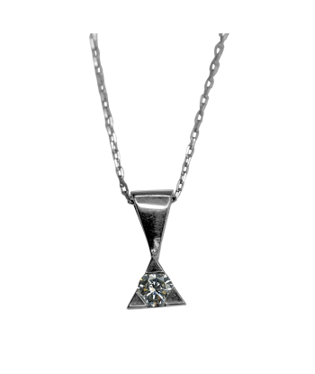 Collier or gris avec pendentif diamant est présent 