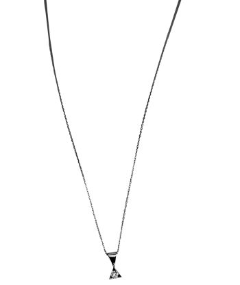 Collier or gris avec pendentif diamant est présent 