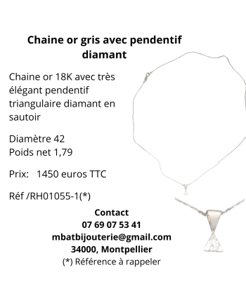 Collier or gris avec pendentif diamant est présent 